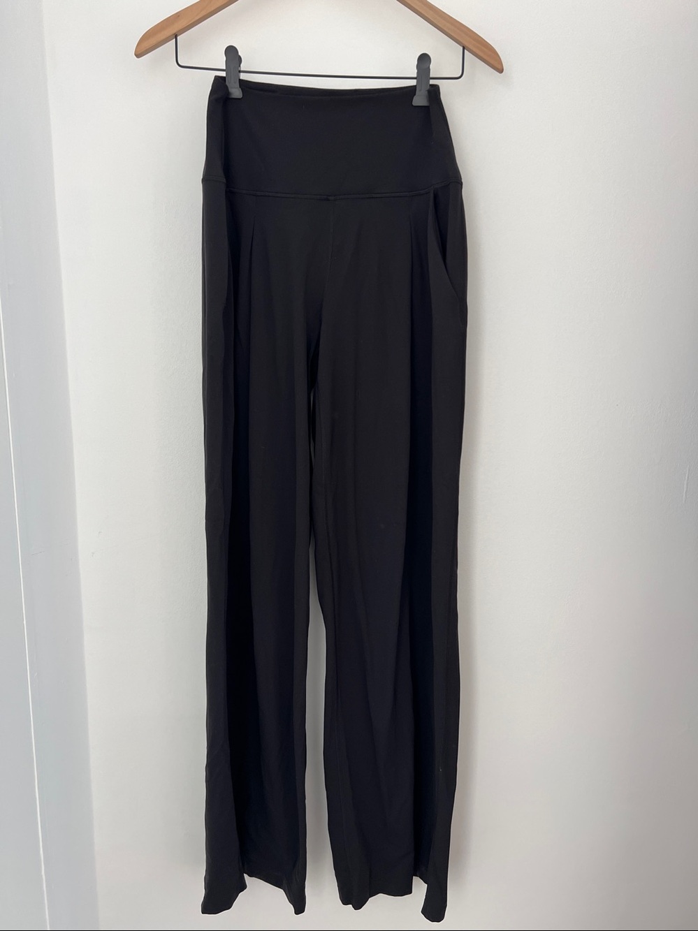 Lululemon New Wide leg pants size 4 runs big oversized look !